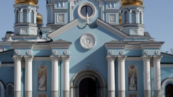 Russische kerk: verticaal pannen — Stockvideo