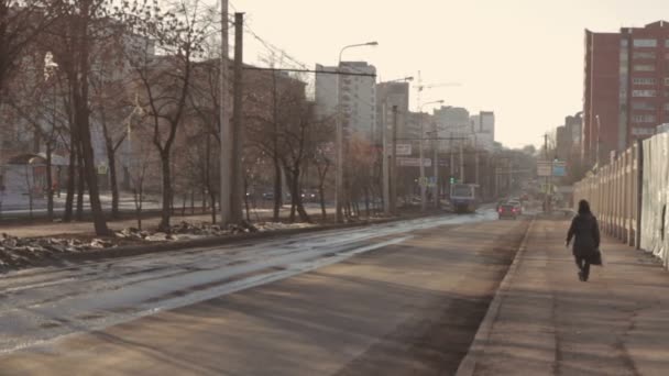 Tram rijdt naar beneden de straat Russisch stad — Stockvideo