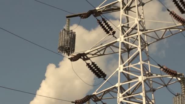 Torre de transmisión y chimeneas de fumar — Vídeos de Stock