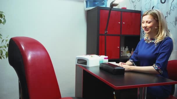 Salón de uñas. El maestro invita al cliente para una manicura — Vídeos de Stock