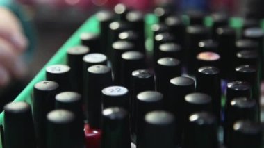 Kapaklar ve şişe tırnak cilası ile