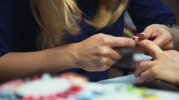 Manicura. La circuncisión de la cutícula — Vídeos de Stock