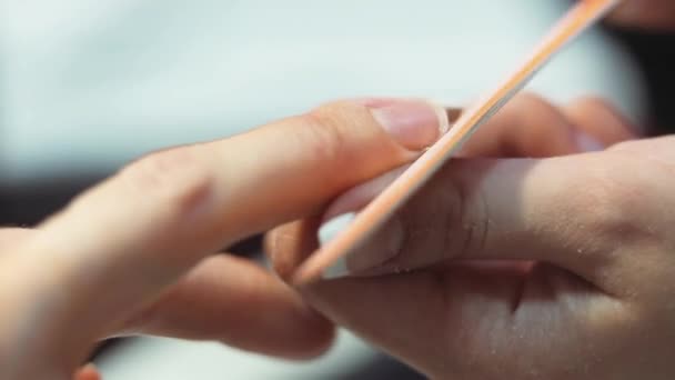 Dar forma a las uñas por una lima de uñas — Vídeos de Stock