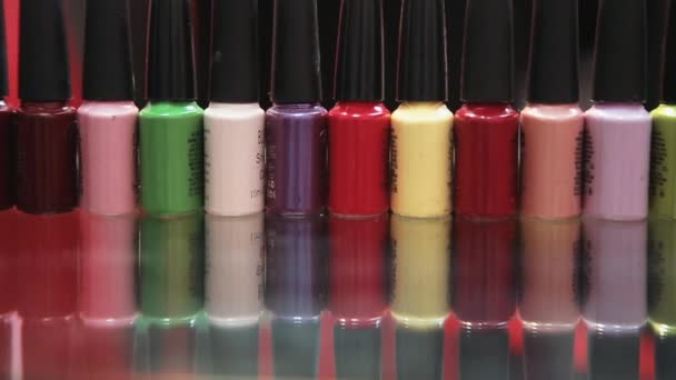 Colores brillantes de esmaltes de uñas — Vídeo de stock