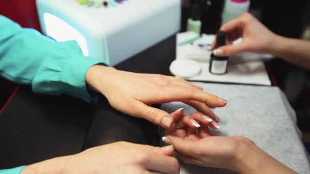 Manicure. Revestimento de base unha closeup — Vídeo de Stock