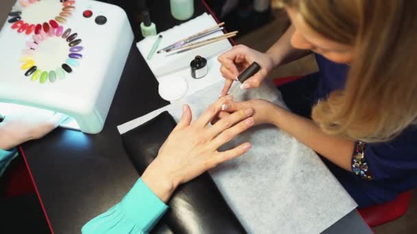 Pintura de uñas con barniz y secado a la luz UV — Vídeos de Stock