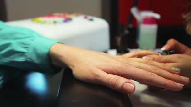 Manicure. Mão feminina — Vídeo de Stock