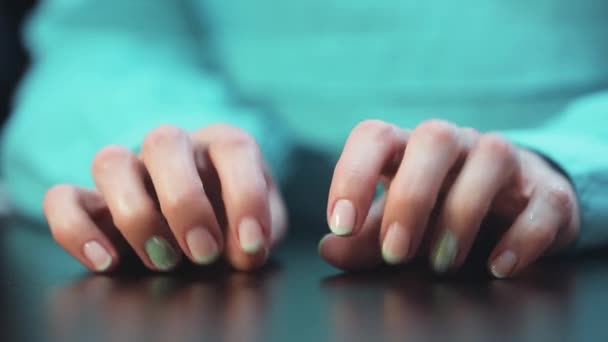 As mulheres mãos nervosamente batendo dedos na mesa — Vídeo de Stock