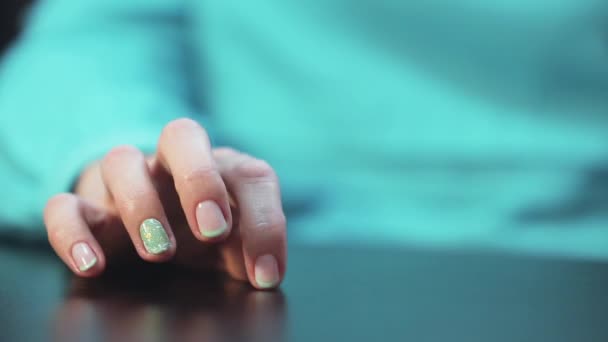 Mano de mujer con manicura agradable golpeando nerviosamente los dedos en la mesa — Vídeos de Stock