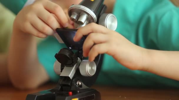 Niña irl estudiar con un microscopio — Vídeos de Stock