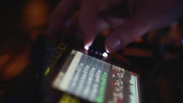 DJ aan de stuurknuppel in een nachtclub — Stockvideo