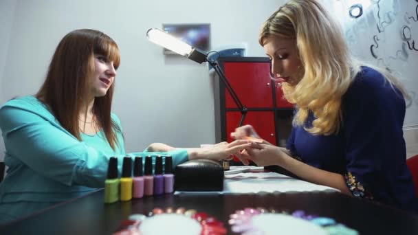 Manicure in un salone di bellezza — Video Stock