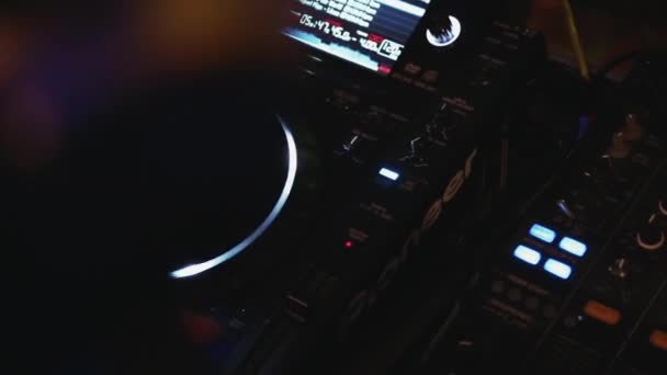 Die Hände der DJ-Konsole steuern — Stockvideo