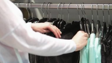 Askı ile elbiseler giyim mağazası