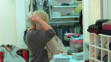 Bir eşarp giyim mağazası üzerinde çalışan bir kadına