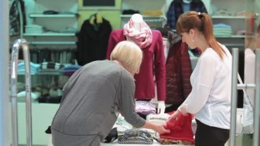 Kız giysileri içinde belgili tanımlık stok seçin ve fotoğraf üstünde senin telefon yapmak