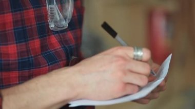 Erkek el ile Kalem kağıda yazı
