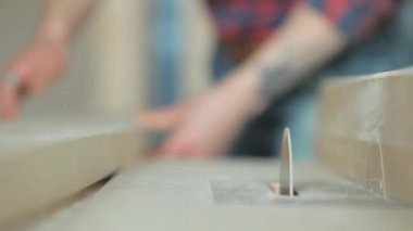 Daire testere ahşap Komiteler keser ve her yöne uçan fiş