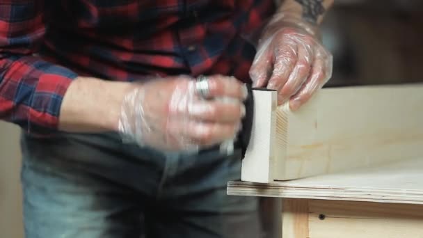El hombre procesa el fluido protector de madera — Vídeos de Stock