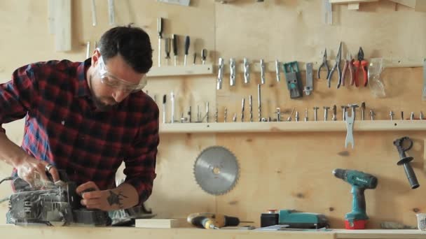 El carpintero planea la madera — Vídeos de Stock