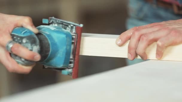 Polimento da madeira usando máquinas de lixar — Vídeo de Stock