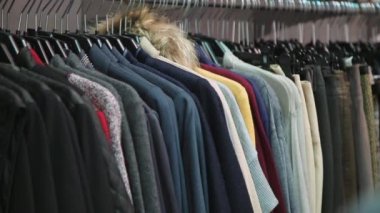 Giysi deposundaki yeni koleksiyonu