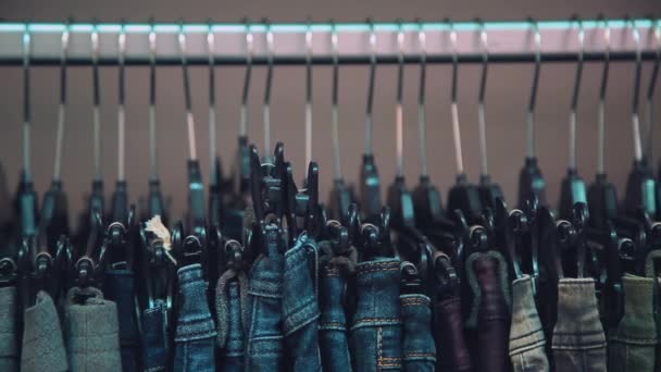 Hanger met jeans — Stockvideo