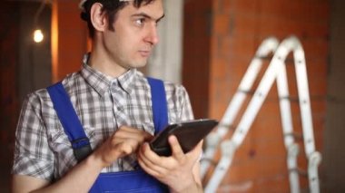 İşçi Oluşturucu tablet kullanır