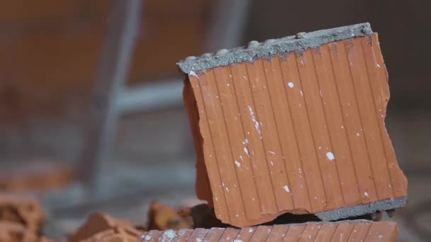 Brick break. Mattone fracassarli con un martello in piccoli pezzi — Video Stock