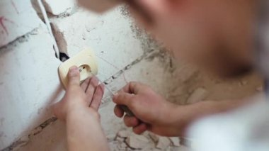 Elektrikçi elektrik prizine yapar