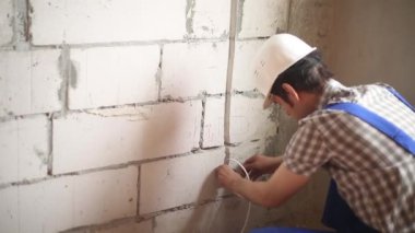 Adama elektrik tesisatı gerçekleştiren