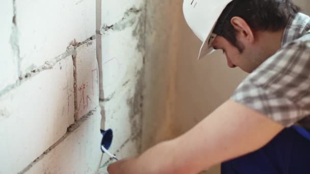 Elektrikář nainstaluje zásuvky v růžici — Stock video