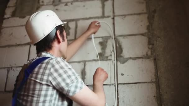 El electricista instala el cable — Vídeo de stock