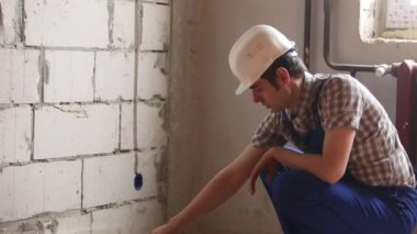 Elektrikçi kablo bırakır