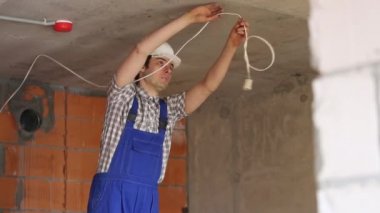 Çalışan adam elektrikçi