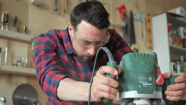 Trabajo maestro de la madera en el trabajo — Vídeo de stock