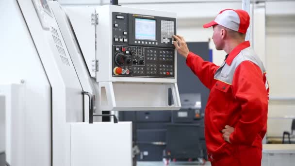 Operador controla a máquina CNC — Vídeo de Stock