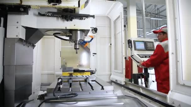 Maschinenbediener cnc. Industrieanlagen — Stockvideo