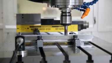 çentikli metal makine üzerinde