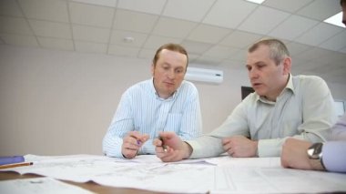 İş görüşmeleri erkekler ofiste