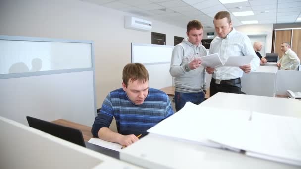 Bir grup insan ofiste çalışan meşgul — Stok video