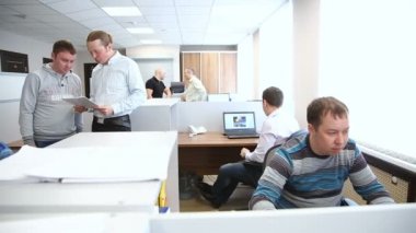 Ofis çalışanları, yoğun çalışma