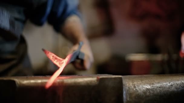 Heißes Metall mit dem Hammer schmieden — Stockvideo