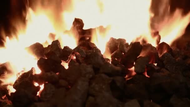 Uhlí se vmíchá do ohně — Stock video