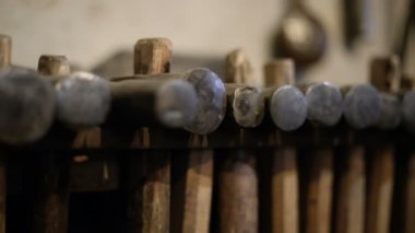 çekiç dövme. Demirci aracı