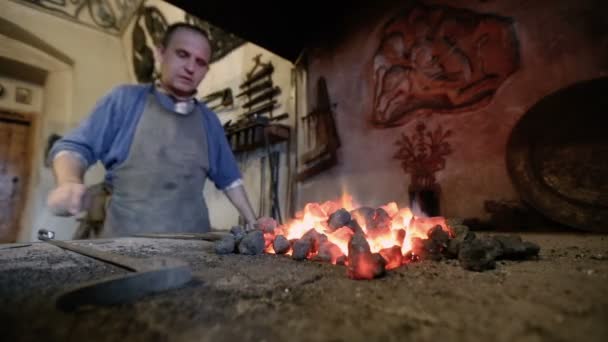 铁匠在热炉附近的工地 — 图库视频影像