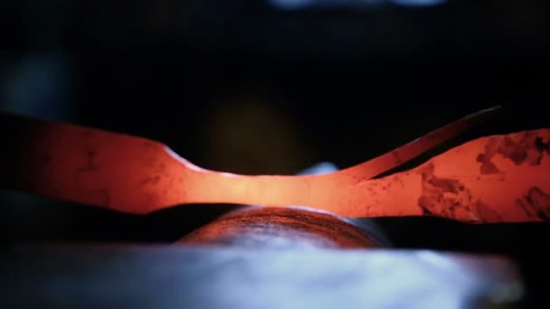 Ковка горячего металла на наковальне — стоковое видео