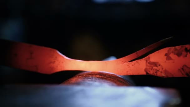 forger du métal chaud sur l'enclume 