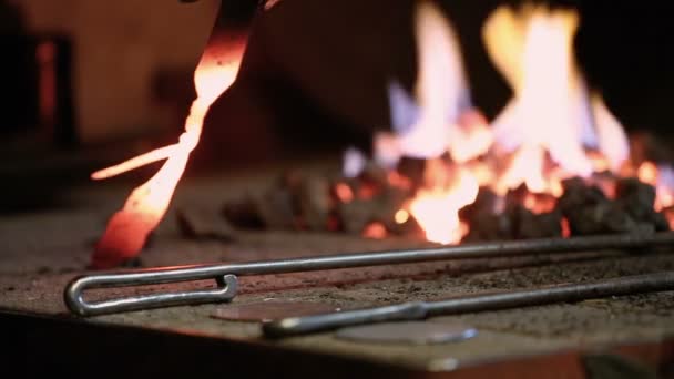 Herrero calienta metal en horno — Vídeos de Stock