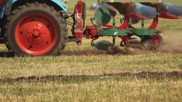 Traktor med pløying og furer – stockvideo